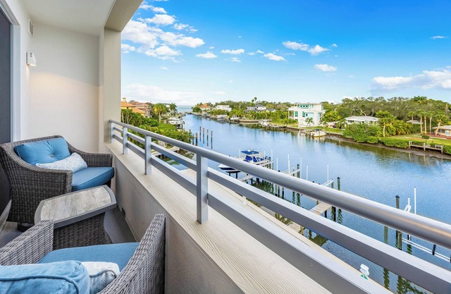 NEW! Stunning Waterfront 1.5/2 at The Strand