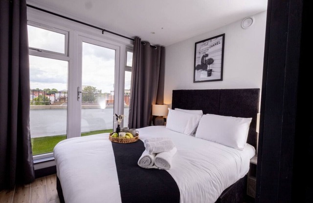 New Stylish Top-Floor Flat with Private Balcony and Parking - 20 Min Link to Kings Cross