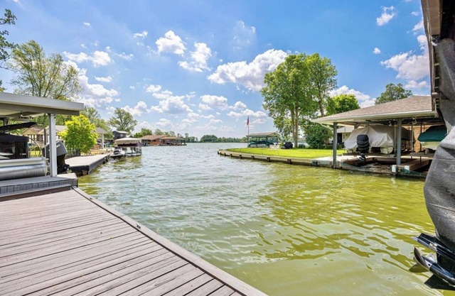 NEW The Cove House - Spacious lakefront home in Lakeview Ohio.