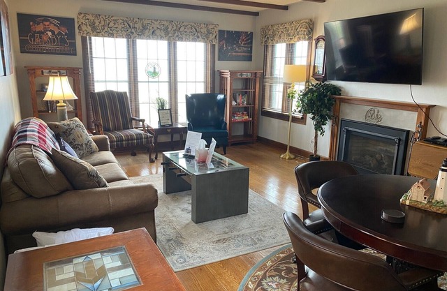 New! The Gatsby! Pro Cleaned, Self Check In Sleeps 12