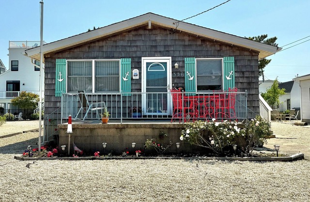 NEW-Three-bedroom, 1.5-bath retreat plus an outdoor shower for up to 8 guests.