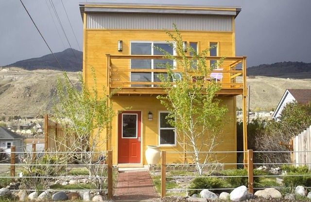 New to the Gardiner Market, 1 Block from Park Entrance