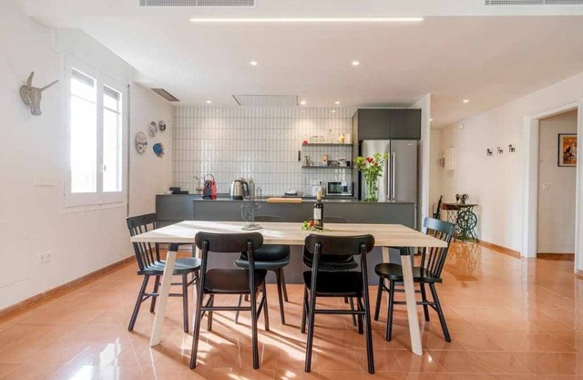 New top floor apt with a lot of light & air-con