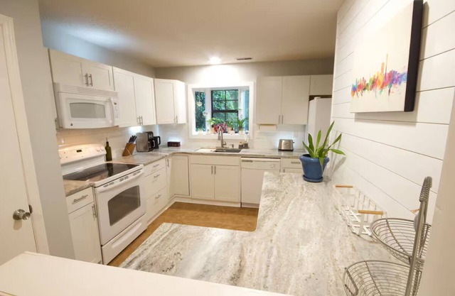 NEW! Tranquil 2bd Townhome Min to RTP, Downtown Durham, Chapel Hill, RDU