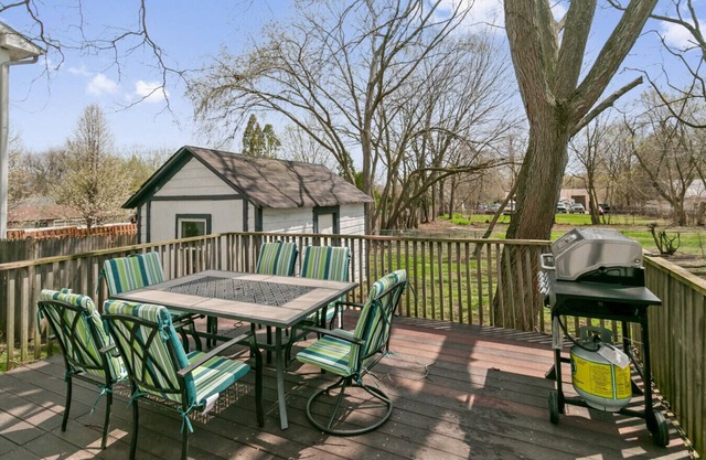 New updated home w/porch and Fenced yard in DT Libertyville Near Naval Base