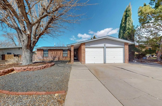 NEW Updated, Private 3/2 Home(King)Near Balloon Fiesta Park, Quiet Neighborhood!