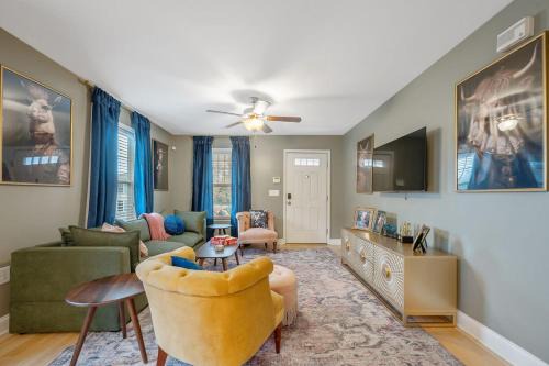 NEW Victorian Theme, 3BR, LRG Backyard close to PNC Arena, Downtown, and RDU Airport