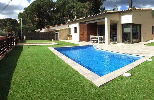 New villa with swimming pool in the Costa Brava. Now with WiFi!