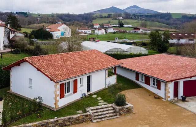 NEW-walk to town-climatisé-terrasse-pets-parking-calm