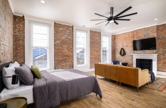 New! Walkable, Classic Design - Sleeps 4!