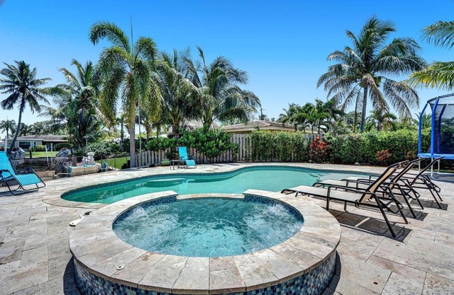 NEW Waterfront Oasis - Pool – Jacuzzi - 10 Min to Beach!