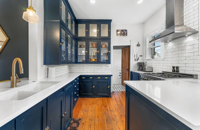 New year discount! Beautiful Victorian in prime location. Grill & fire pit!