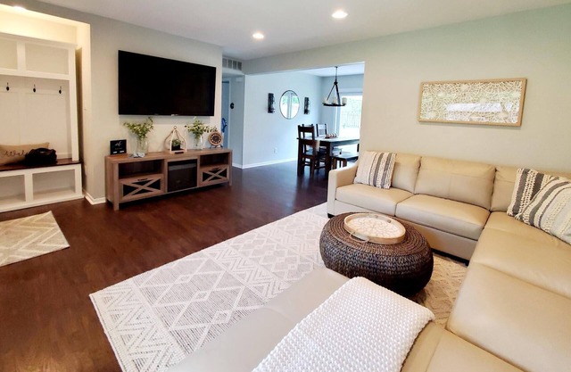 *New* Your Charming Clarkston Home Away From Home