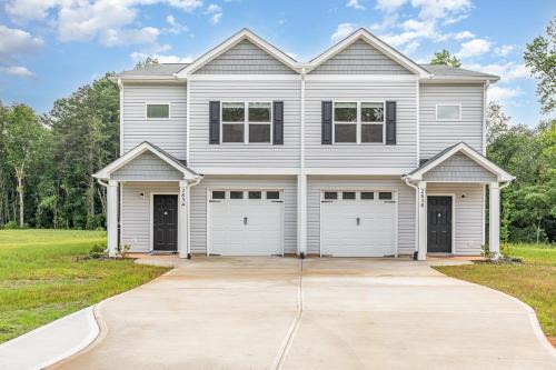 NewDuplex! 6Bed 5Bath - HotTubs - Sleeps 12!
