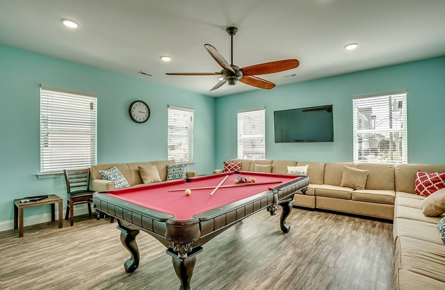 Newely Updated! 2 Kitchens/2 Theaters/2 GameAreas/2 Pools 150ft to the Beach!