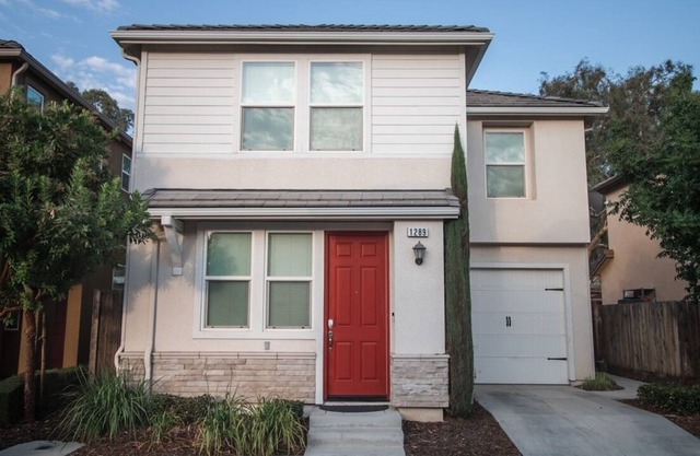 Newer, cozy 3 bedroom home near national parks