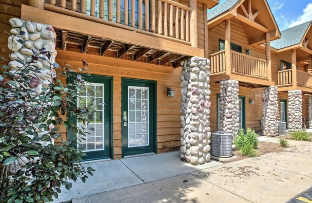 Newer Rustic WiFi Villa by Starved Rock sleeps 8 A guest 5 star favorite