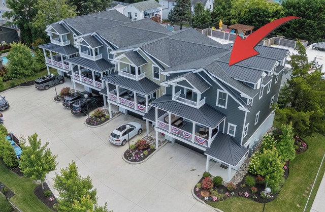 Newer Townhome in CM close to town with private parking, elevator and EV Charger