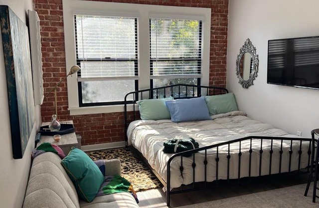 Newlodge East Hollywood Retreat