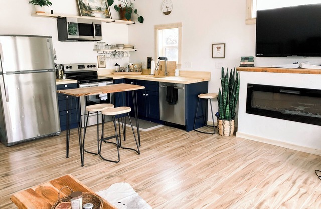 Newly Built 1-bedroom house w/deck, W/D, full kitchen, WiFi in SANDPOINT