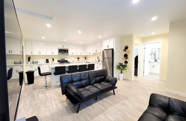 Newly built 2 bedroom ADU near Beverlywood. 5 minutes to Rodeo Drive!