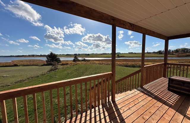 Newly Built Water Front Cottage, Minutes To North Rustico Beach & Restaurants