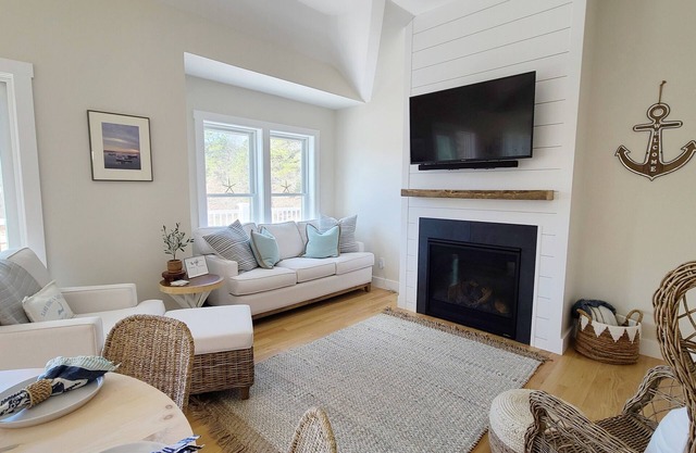 Newly Constructed 3BD+ Home-Central A/C, Deck, Patio & Outdoor Shower