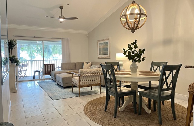 Newly furnished 2/2+Den 1,315 sq ft condo!
