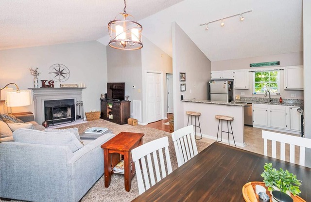 Newly Listed Peaceful Urban Retreat - Close to Downtown, Shopping, Restaurants and UT