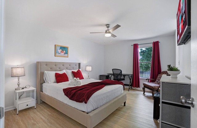 ✨ Newly refreshed ranch home with a cozy fireplace, game room, and large fenced backyard. Recently updated with fresh paint and new flooring. Just 1min to Wilma Rudolph Events Center, 7-min to F&M Bank Arena, and 45-min to Nashville. 🏡🎮 Book now!