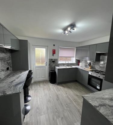 Newly refurbed 3 bed home 15mins to Edin city