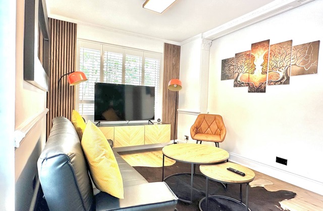 Newly Refurbished 3 bed flat , free parking