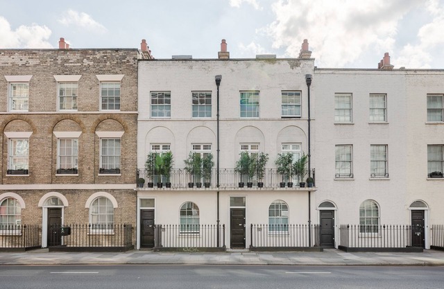 Newly refurbished Georgian 6-bed 3-bath central townhouse