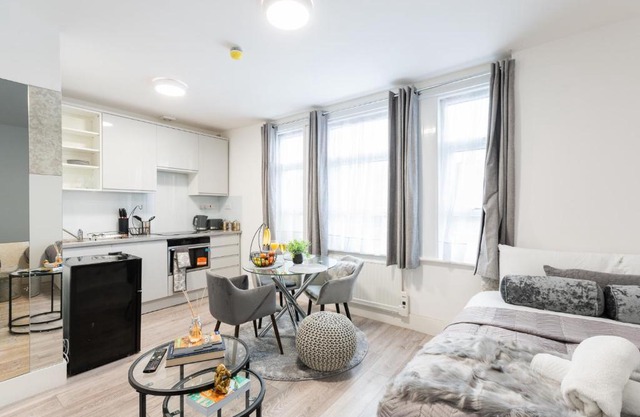 Newly refurbished Studio in Kensal green F