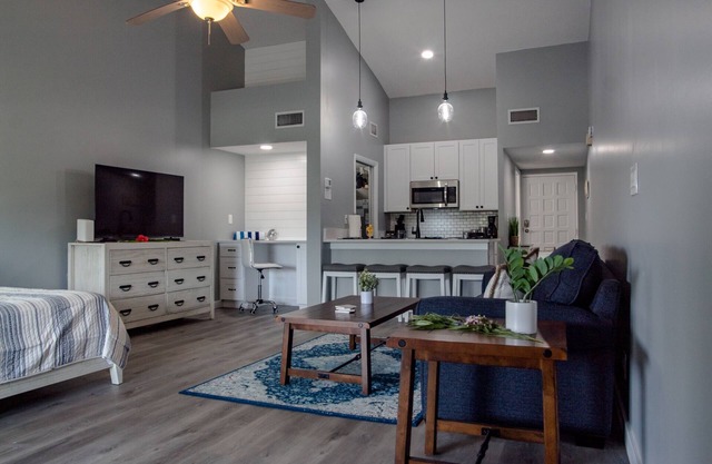 Newly remodeled Studio Condo across parking lot to Ocean