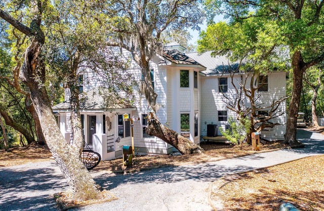 Newly Remodeled - Secret Gem, Wooded, Private, Close to Beach, Market & BHI Club