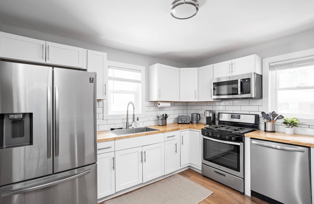 Newly Remodeled 3 Bedroom Home - Close To It All