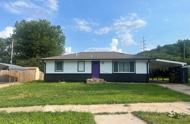 Newly Remodeled! 3Bed/2Bath house w/bonus adult bunk beds! Close to KSU stadium!