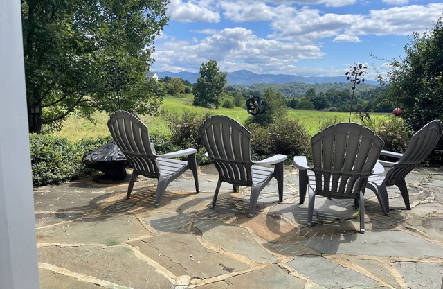 Newly remodeled apartment, private patio with gorgeous mountain views