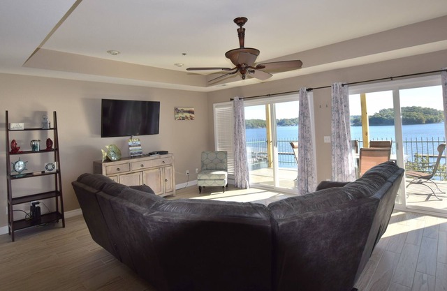 Newly Remodeled -Beautifully Decorated - Spacious Water Front 4 Bdrm & 4 Bath