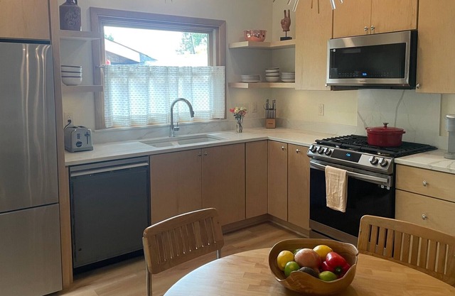 Newly Remodeled Mid-Century Modern House w/Garage - 10 minutes from Downtown!