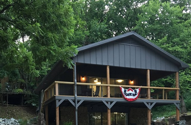 Newly Remodeled, Private Boat Dock, 100 MBS Fiber, Lakeside, Boat Ramp, Quiet.