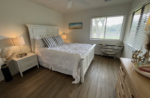 Newly remodeled-Screened in porch overlooking the 4th tee box.