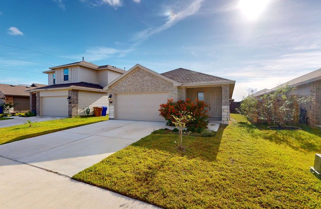 Newly Remodeled Beach Home with enclosed backyard, gas grill & great location