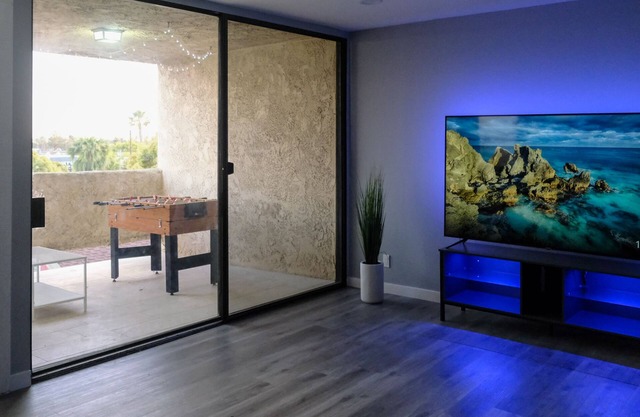 Newly Remodeled Walkable & Spacious Condo near Colleges & Restaurants w/Views