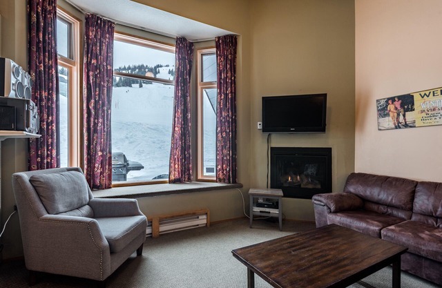 Newly renovated condo in Pinnacles - BBQ, hot tub, laundry, ski-in/out from door