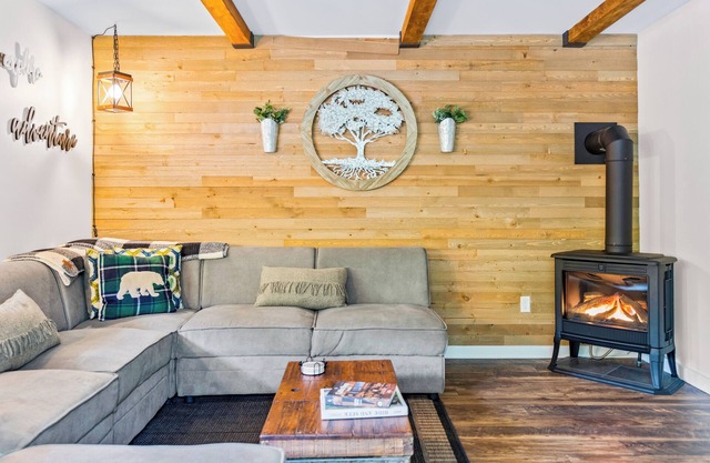 Newly Renovated Cottage, Hot Tub, Fire place, 5min to Killington Ski Gondola