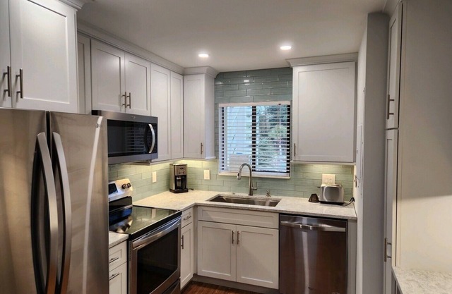 NEWLY RENOVATED, Nicely Equipped, Steps to the Beach, Perfect for Families
