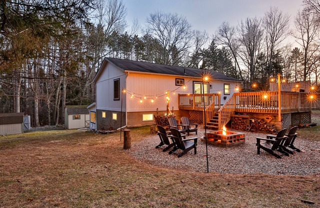 Newly Renovated getaway, w/firepit, close to Skiing, Hiking, Golfing