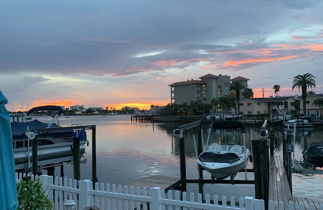Newly Renovated 2 bedroom2Bathroom Water view Unit a Walk from Clearwater Beach!